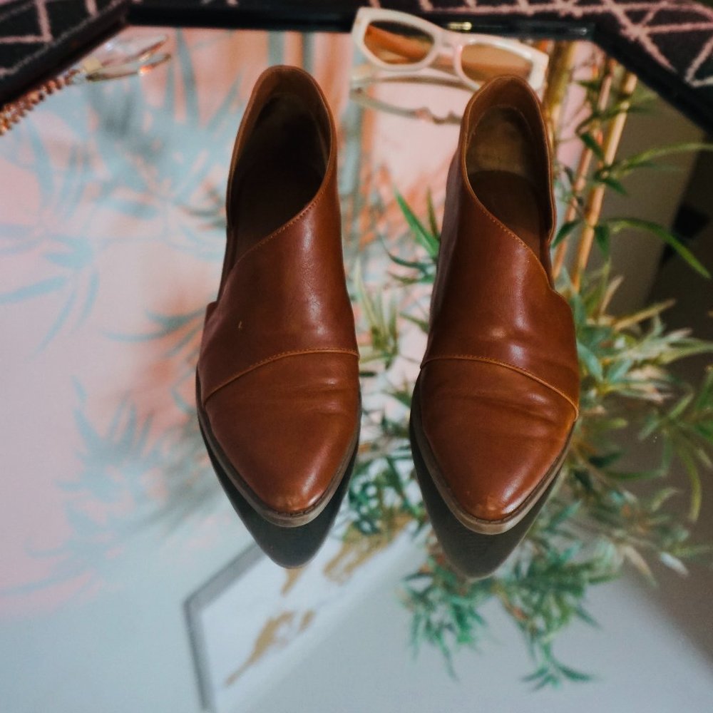 CASUAL DRESS SHOE ,SIZE 6.5 US ,COLOR BROWN (PREOWNED)